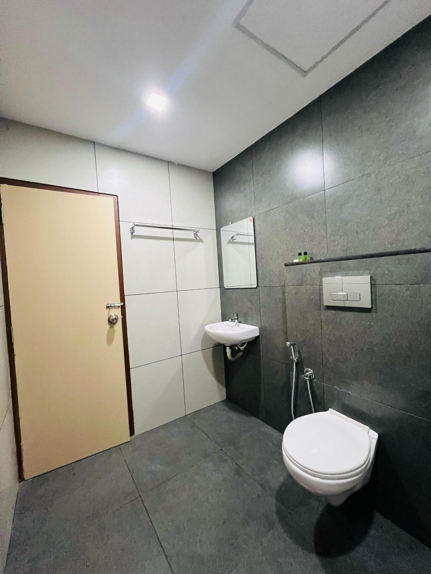 Gypsy Hotel Cusat Kochi Ngoại thất bức ảnh